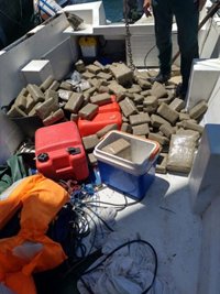 Dos detenidos en Algeciras (Cádiz) con 270 kilos de hachís oculto en una lancha de recreo