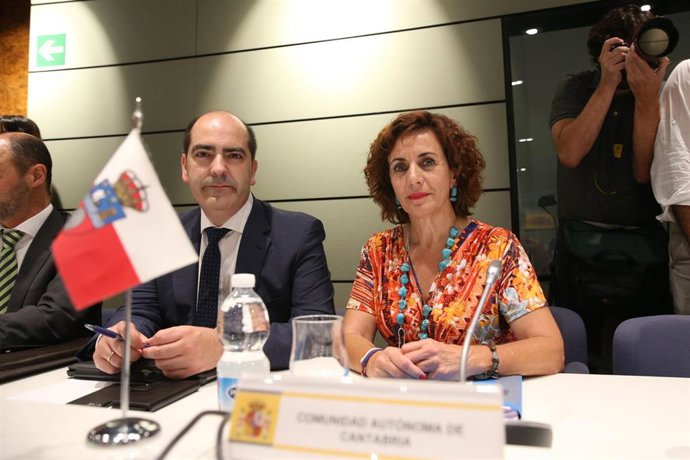 La consejera de Empleo y Políticas Sociales, Ana Belén Álvarez, junto al director del Servicios Cántabro de Empleo, José Manuel Callejo, en la Conferencia Sectorial de Empleo y Asuntos Laborales