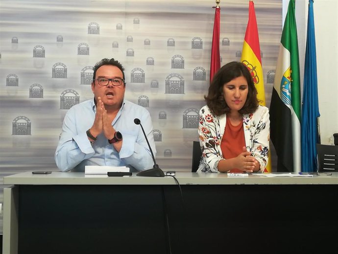 Marco Guijarro de Policía Nacional y Laura Guerrero de la delegación de Régimen Sancionador en rueda de prensa sobre el balance de las nuevas medidas de limpieza.