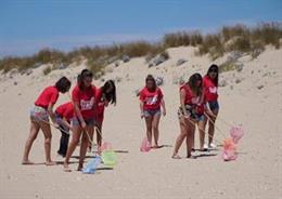 Jóvenes limpian las playas