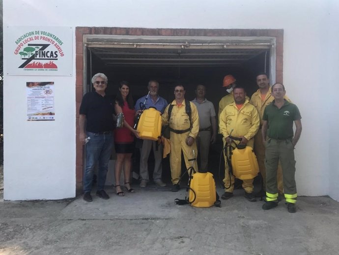 Cabello entrega material de lucha contra incendios forestales al Grupo Local de Pronto Auxilio Siete Fincas