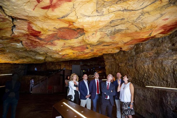 El mionistro de Cultura, José Guirao, en Altamira, junto con el vicepresidente regional, Pablo Zuloaga, entre otros