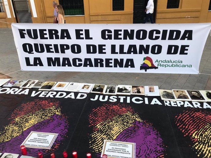 Cartel colocado frente a la Basílica de la Macarena durante la vigilia para pedir la salida de los restos de Queipo de Llano