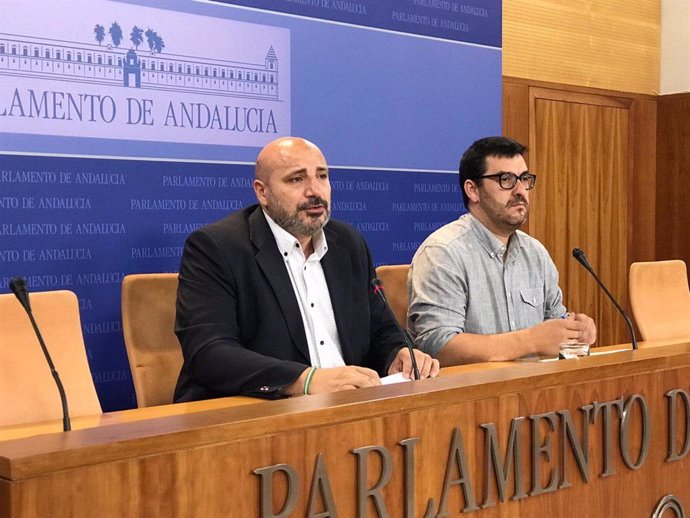 Los diputados de Adelante Andalucía José Luis Cano y Guzmán Ahumada informando en rueda de prensa de las enmiendas parciales de su grupo al Presupuesto andaluz del 2019 (Foto de archivo).