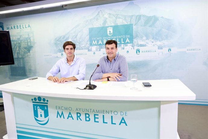 Cristóbal Garre, concejal de Empleo de Marbella (d) y el  asesor de la delegación, Alejandro Freijo (i)