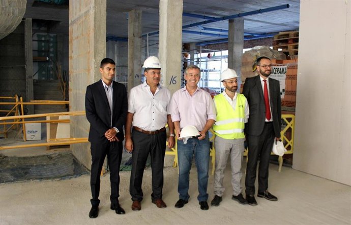 El alcalde de Estepona, José María García Urbano, en el centro, junto a los promotores del hotel Maravilla Palace que abrirá en enero de 2020.