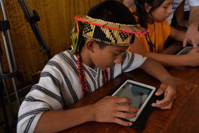 Uno de los niños beneficiados por el programa ProFuturo realiza actividades educativas en una tablet.