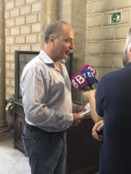 Toni Fuster atiende a los medios tras la reunión con el alcalde de Palma, José Hila