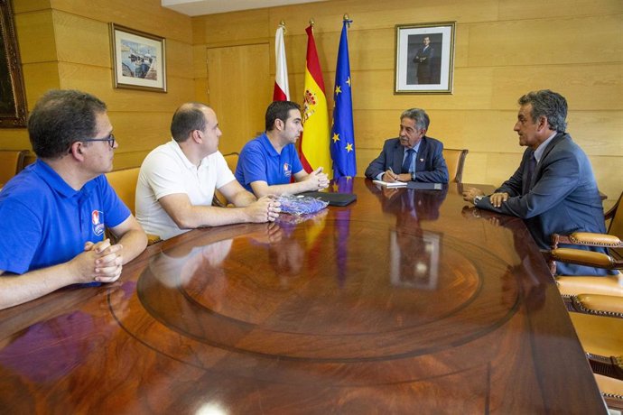 El presidente de Cantabria, Miguel Ángel Revilla, se reúne con los taxistas