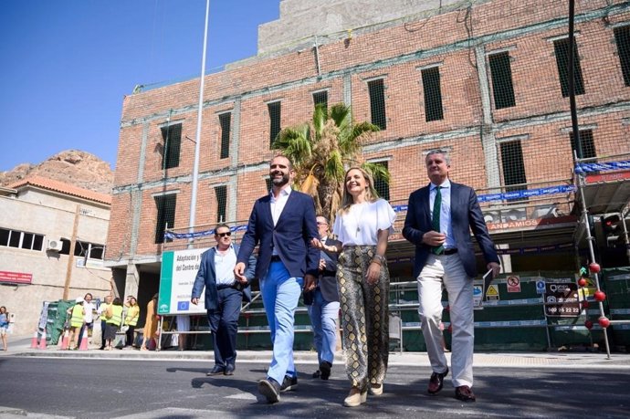 Delegados de la Junta y el alcalde de Almería visitan las obras de la Casa del Mar