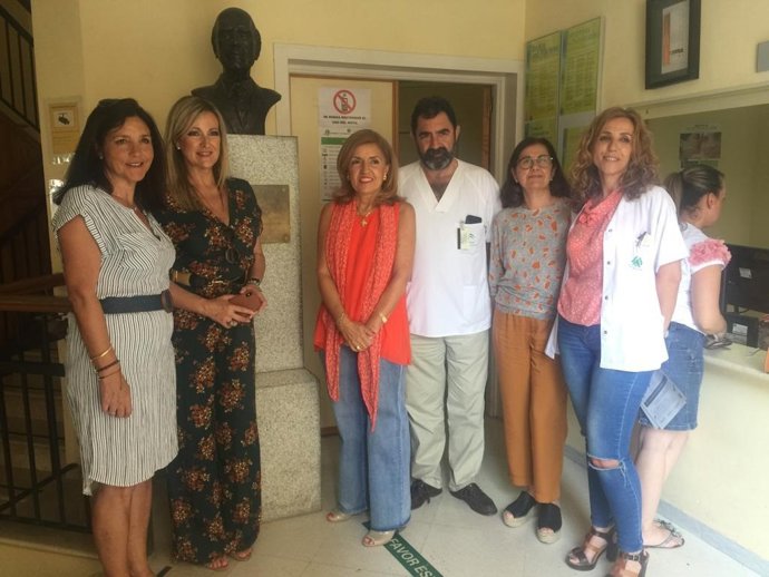 Botella (centro) visita el centro de salud de Bujalance