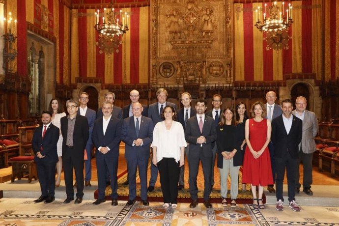 D'esquerra a dreta: Primera fila: Albert Medrán, Jordi Martí, Jaume Collboni, John Hoffman, Ada Colau, Jordi Puigneró, Meritxell Budó, ngels Chacón, David Cierco.  Segona fila: Luz Usamentiaga, Bruno Vilarasau, Ignacio Tota, Alex Sinclai