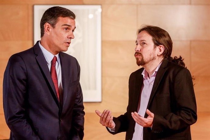El president del Govern en funcions, Pedro Sánchez (1i), es reuneix amb el secretari de Unidas Podemos , Pablo Iglesias (2i), de cara a la sessió d'investidura que comena el 22 de juliol.