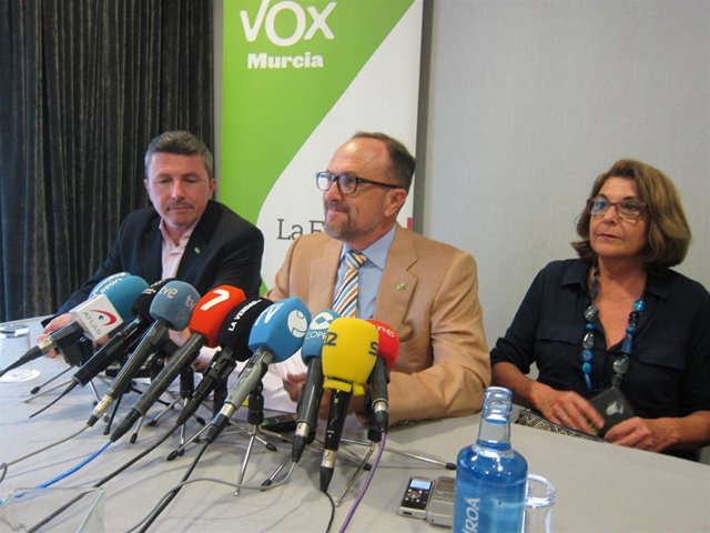 El secretario general del grupo de VOX en la Asamblea Regional y negociador del partido, Luis Gestoso, en la rueda de prensa
