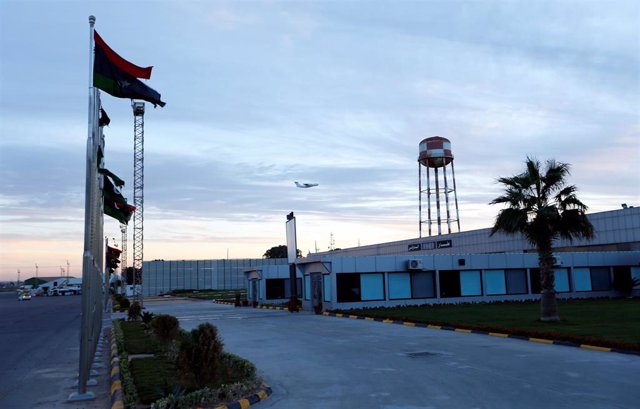 Un avión sobrevuela el aeropuerto de Mitiga, en Trípoli, Libia, el 15 de enero de 2018