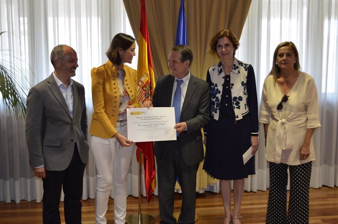 La ministra de Industria, Comercio y Turismo, Reyes Maroto, ha entregado el reconocimiento de la fiesta conmemorativa viguesa al regidor olívico en un acto que ha tenido este jueves en Madrid
