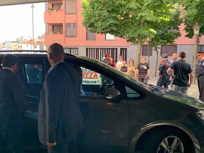 El vicepresidente del Govern, Pere Aragons, sube al coche ante una concentración en Lleida.