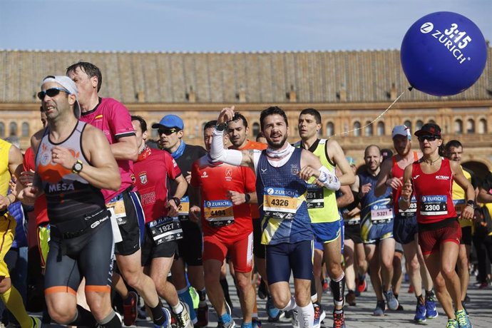 Maratón Zurich Sevilla a su paso por la Plaza de España. 
