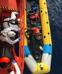 Personas rescatadas de una patera por Salvamento Marítimo