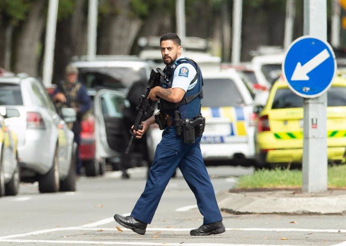 Un agente de la Policía de Nueva Zelanda tras el atentado que tuvo lugar en Christchurch en marzo. 
