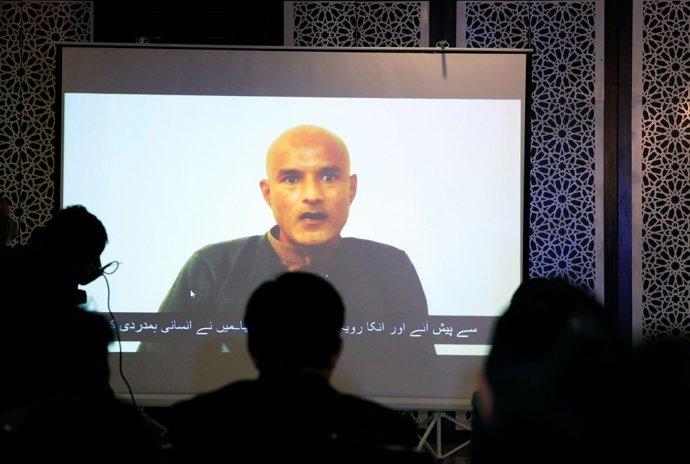 El ex oficial de la Armada india Kulbhushan Sudhir Jadhav, en una pantalla durante una conferencia de prensa en Islamabad (Pakistán) el 25 de diciembre de 2017