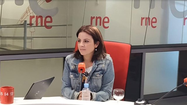 (I-D) El secretario general del Grupo Socialista en el Congreso, Rafael Simancas; y la vicesecretaria general del PSOE y portavoz del partido en el Congreso, Adriana Lastra, se dirigen a su reunión con ERC.