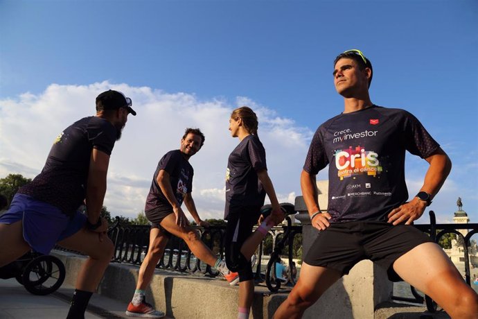 Alejandro Santamaría y otros atletas con las camisetas de MyInvestor-CRIS Contra el Cáncer