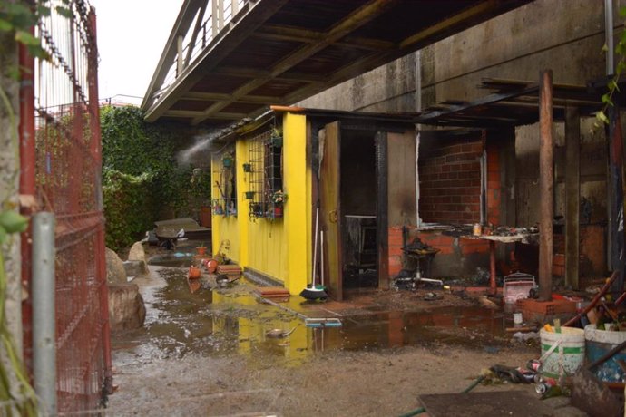 Un incendio calcina una chabola ubicada debajo del Puente Novísimo de Ourense