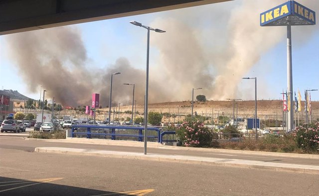 Incendio en las cercanías de un centro comercial en Arroyo (Valladolid).