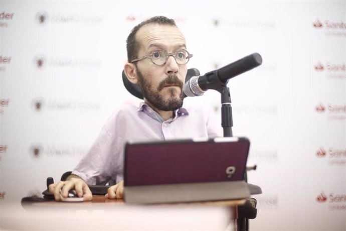 El secretario de Acción de Gobierno de Podemos, Pablo Echenique, participa en la conferencia 'Monarquía, el obstáculo insalvable' dentro del curso 'Bases para un nuevo republicanismo'.