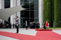 Merkel da por zanjado el debate sobre su salud y reitera que está "bien"