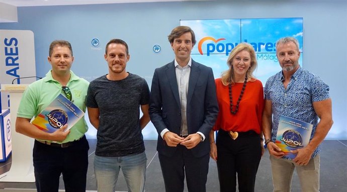 Los diputados nacionales por el Partido Popular de Málaga Pablo Montesinos y Carolina España junto a representantes de Jupol