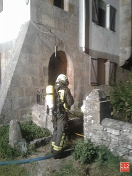 Bomberos del 112 extinguen un incendio en la casa parroquial de La Población en Campoo de Yuso