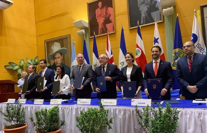 Ministros de Economía centroamericanos y el embajador británico en la firma del Acuerdo