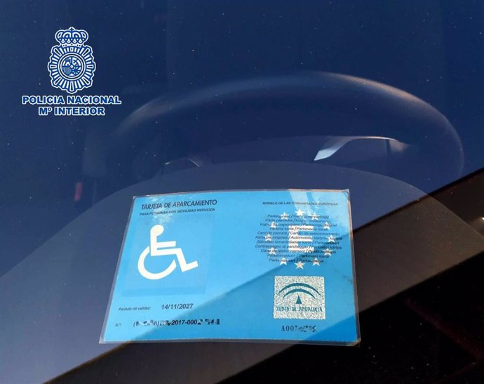 Tarjetas de aparcamiento para personas con movilidad reducida intervenidas.