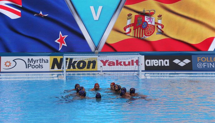 La sleección espanyola masculina de waterpolo abans del partit davant Nova Zelanda en el Mundial de Gwangju