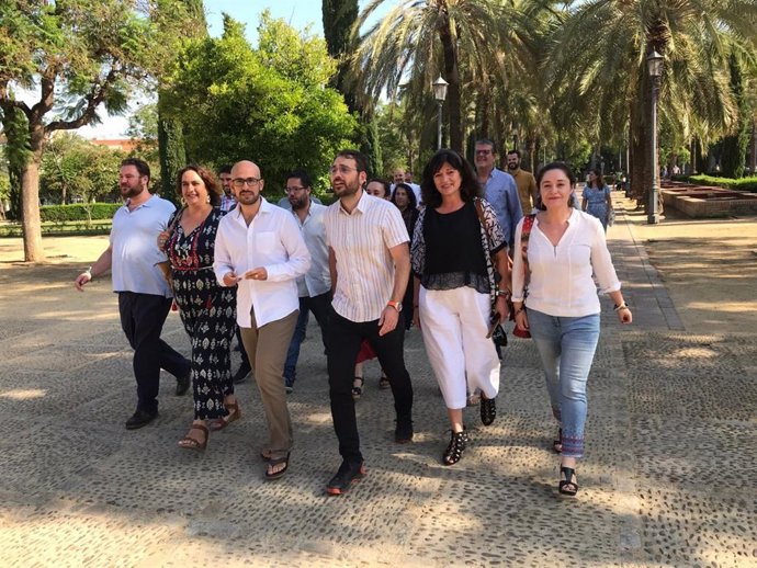 Dirigentes de las formaciones que componen Adelante Andalucía antes de comparecer en rueda de prensa