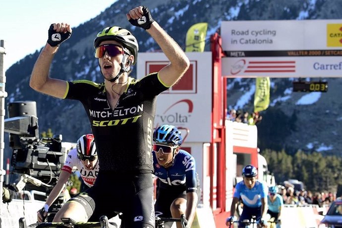 Adam Yates celebra su victoria en Vallter 2000 en la Volta 2019