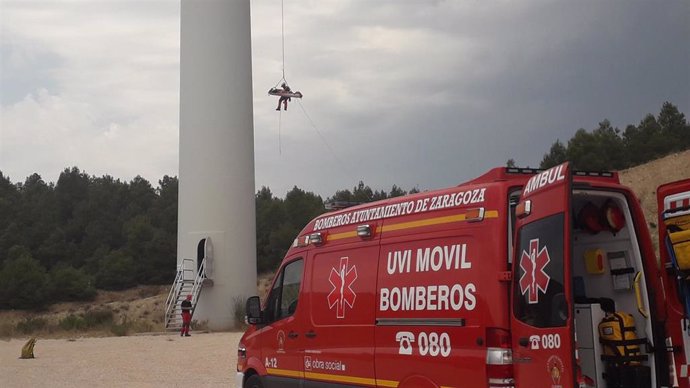 Endesa y los Bomberos de Zaragoza han realizado un simulacro de evacuación en el parque eólico Acampo Hospital, en Zaragoza.