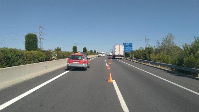 Un coche de Policía Foral en el lugar del accidente en la A-68 en Tudela