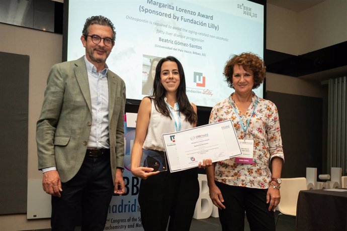 La investigadora Beatriz Gómez Santos, recibiendo el premio 'Margarita Lorenzo' de la Fundación Lilly