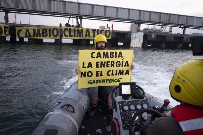 Cádiz.- Ecologistas de Greenpeace protestan contra la central térmica de carbón 