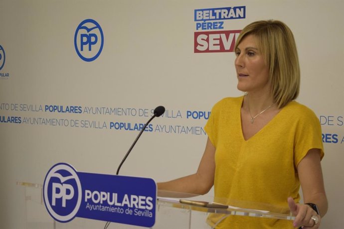La concejal del Grupo Popular en el Ayuntamiento de Sevilla Ana Jáuregui en rueda de prensa