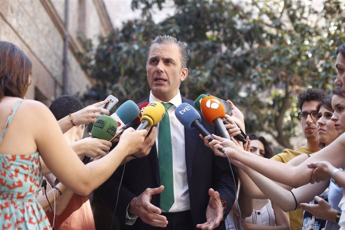 El secretario general de Vox y portavoz de esta formación en el Consistorio madrileño, Javier Ortega Smith, ofrece declaraciones a los medios de comunicación a la salida de la comisión de vicealcaldía en la Plaza de la Villa de Madrid.