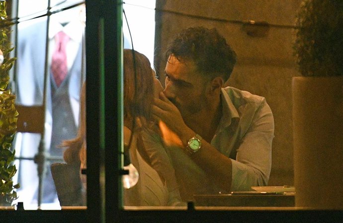 Isa Pantoja y Asraf Beno demostrando que su relación va viento en popa mediante unos besos muy apasionados