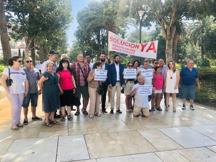 El portavoz municipal del PSOE, Daniel Pérez, y el concejal Mariano Ruiz informan sobre un iniciativa sobre los PERI