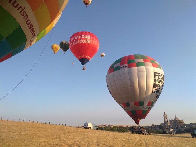 Los globos se disponen a iniciar vuelo en Segovia.