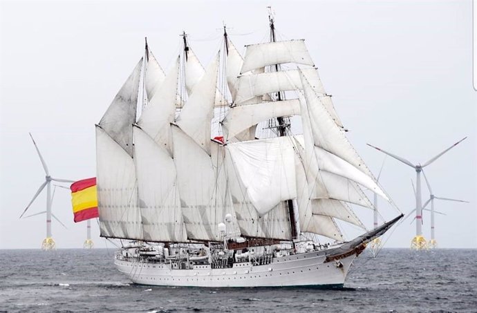 Buque Juan Sebastián de Elcano navegando con las velas desplegadas