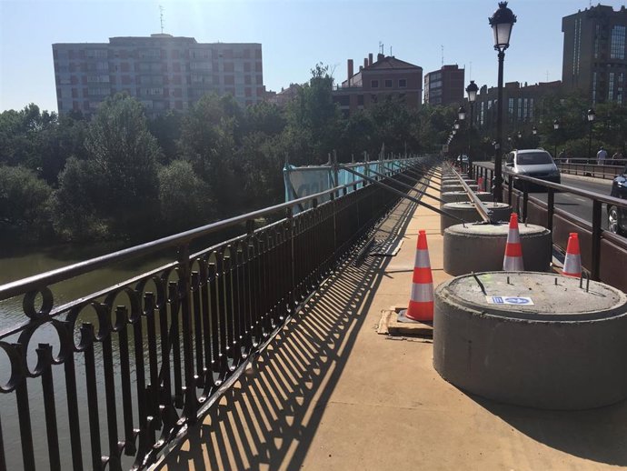 Obras en lel primer tramo de la barandilla del Puente Mayor de Valladolid