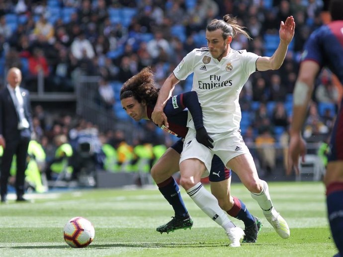 Cucurella pelea con Bale en el Real Madrid-Eibar